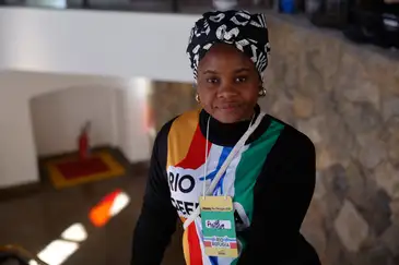 Tânia Rêgo/Agência Brasil Rio de Janeiro (RJ), 20/06/2026 - Anitha Agossou do Benin ministra aula de turbante no evento. Rio Refugia, celebra o Dia Mundial do Refugiado. Festival multicultural promovido pelo Sesc RJ, Abraço Cultural, PARES Cáritas RJ e Feira Chega Junto, com apoio do ACNUR (Alto Comissariado das Nações Unidas para os Refugiados), no Sesc Tijuca, zona norte da cidade. Foto: Tânia Rêgo/Agência Brasil