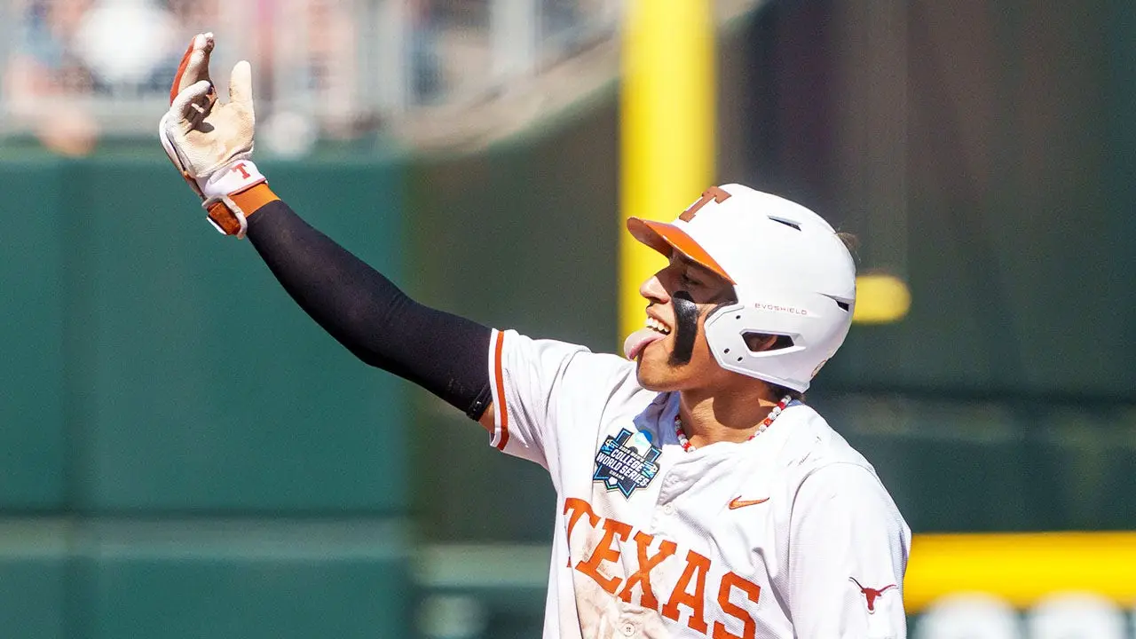 Estrela do beisebol universitário do Texas enfrenta repercussões após atitude arrogante em campo