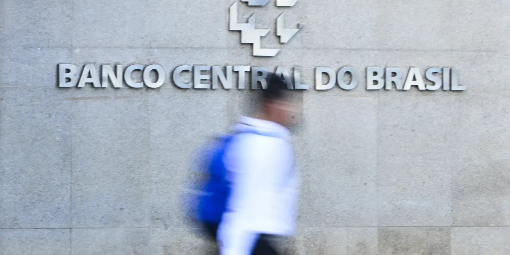 Juros para famílias sobem a 64% ao ano e inadimplência atinge 5,6%, aponta BC