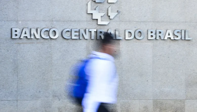Juros para famílias sobem a 64% ao ano e inadimplência atinge 5,6%, aponta BC