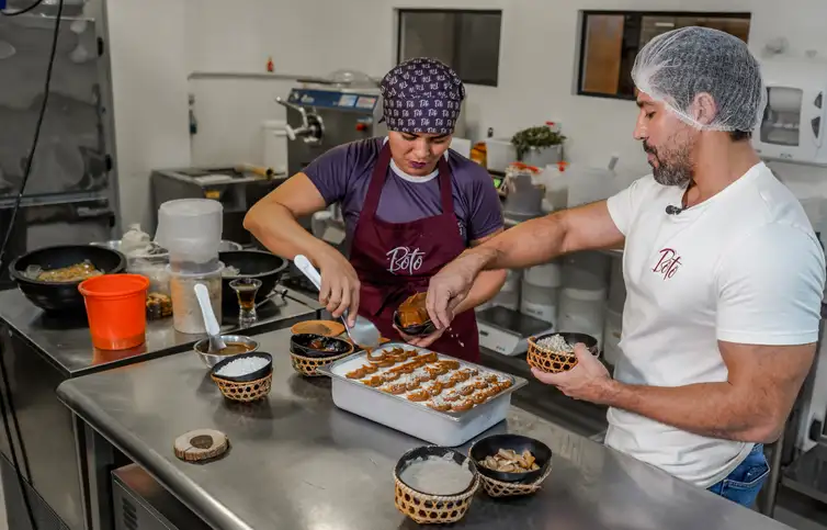 12/05/2026 - Santarém- Tiago Silva mostra em sua cozinha, como é o preparo do sorvete gelato. O engenheiro de produção Tiago Silva enxergou na 
biodiversidade amazônica uma oportunidade de 
negócio. Criou a Boto Gelato da Amazônia e 
transformou ingredientes regionais como cupuaçu, 
jambu, cumaru e castanha-do-Pará em uma marca 
desejada por turistas e consumidores de todo o país.
Com três lojas, 15 colaboradores e crescimento de 
35% no último ano, evoluiu de gelateria para 
marca-destino. Hoje avança no varejo, prepara 
expansão para o Sudeste, inaugura espaço de 
experiências amazônicas em Alter do Chão. O negócio 
de sucesso impacta a cadeia fornecedora, de 
pequenos produtores rurais da região. Foto: Rafa Neddermeyer/Agência Brasil