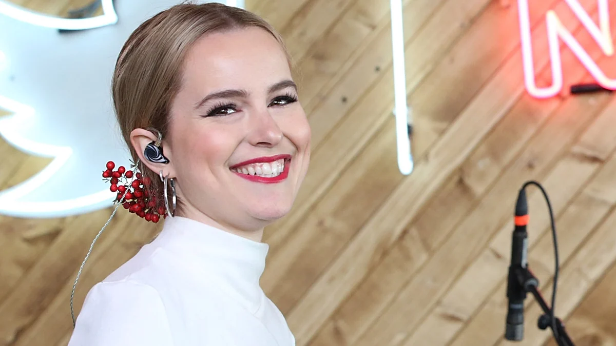Bridgit Mendler diz que o EP surpresa não foi ela: ‘Quando for, confie em mim, você saberá’