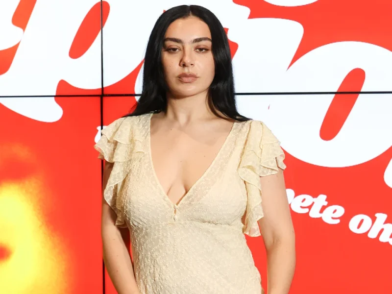 Charli xcx estreia seu novo filme ‘Erupcja’ em Paris