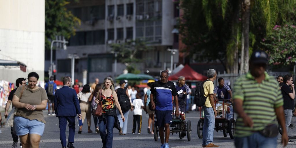 IBGE: população brasileira chega a 214,2 milhões e ritmo de crescimento segue em queda
