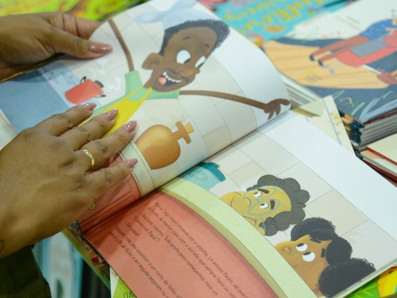Bienal nas Escolas entra em clima de Copa para estimular leitura no RJ
