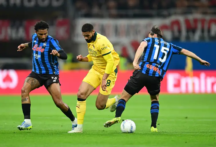 Reuters/Daniele Mascolo/proibida reprodução Soccer Football - Serie A - AC Milan v Atalanta - San Siro, Milan, Italy - May 10, 2026 AC Milan's Ruben Loftus-Cheek in action with Atalanta's Ederson and Marten de Roon REUTERS/Daniele Mascolo