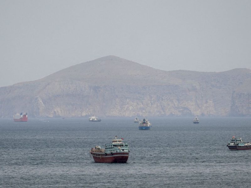 Petroleiro é atingido em Ormuz em meio a ataques entre Irã e EUA