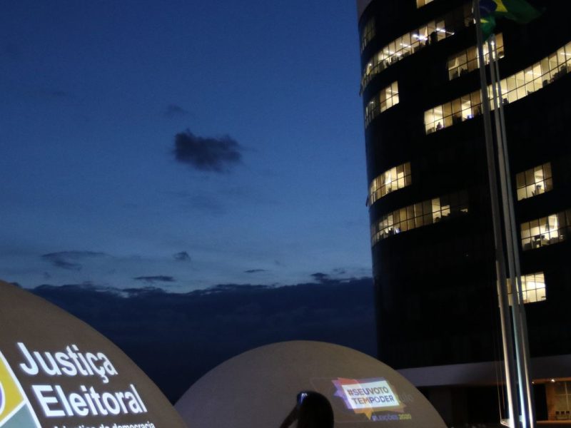TSE adia decisão sobre suspensão de pesquisa de voto para presidente