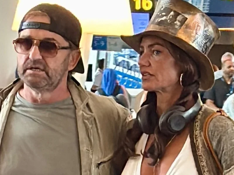 Gerard Butler dá autógrafos durante passeio no aeroporto com sua namorada de longa data, Morgan Brown