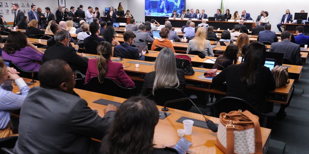 Câmara instala comissão especial que analisa PEC da redução da maioridade penal para 16 anos