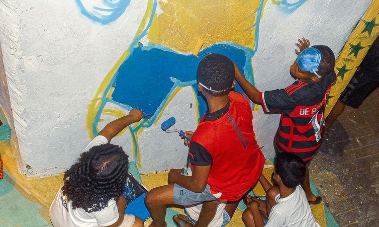 Sílvio Rosa/Divulgação Rio de Janeiro (RJ), 12/06/2026 - Moradores fazem pintura no Morro do Turano para os jogos da Copa do Mundo de Futebol 2026. Foto: Sílvio Rosa/Divulgação