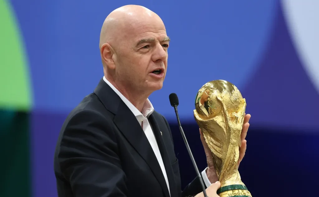 Trump se juntará a Infantino para entregar taça da Copa de 2026; volta de tradição gera críticas