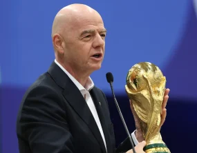 Trump se juntará a Infantino para entregar taça da Copa de 2026; volta de tradição gera críticas