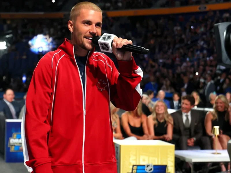Justin Bieber faz uma aparição surpresa no Draft da NHL de 2026 para apoiar seu time da casa, o Toronto Maple Leafs