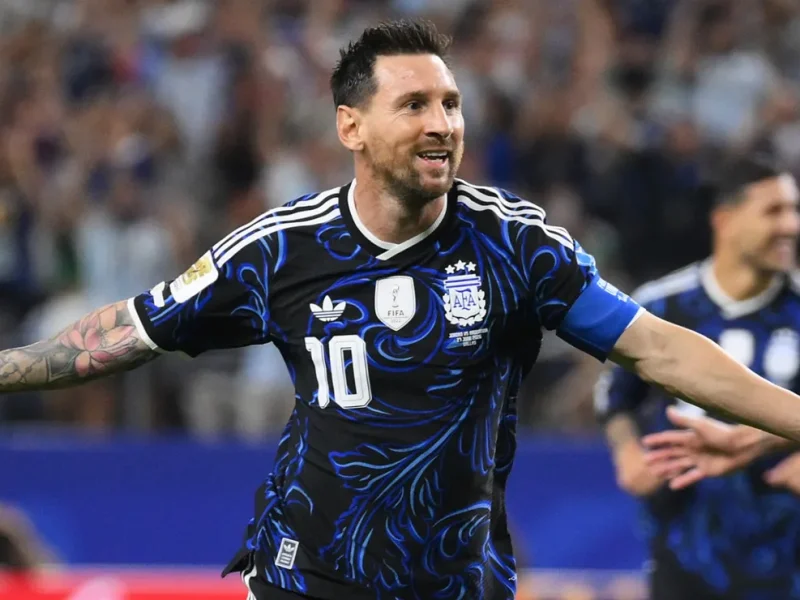 Lionel Messi amplia para 18 o recorde de gols em Copas do Mundo com cobrança de falta na vitória da Argentina por 3 a 1 sobre a Jordânia