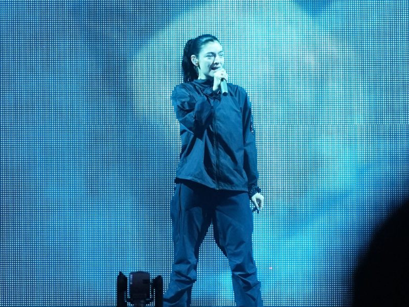 Lorde surpreende fãs ao apresentar versão pessoal de colaboração com Charli XCX no Governors Ball 2026
