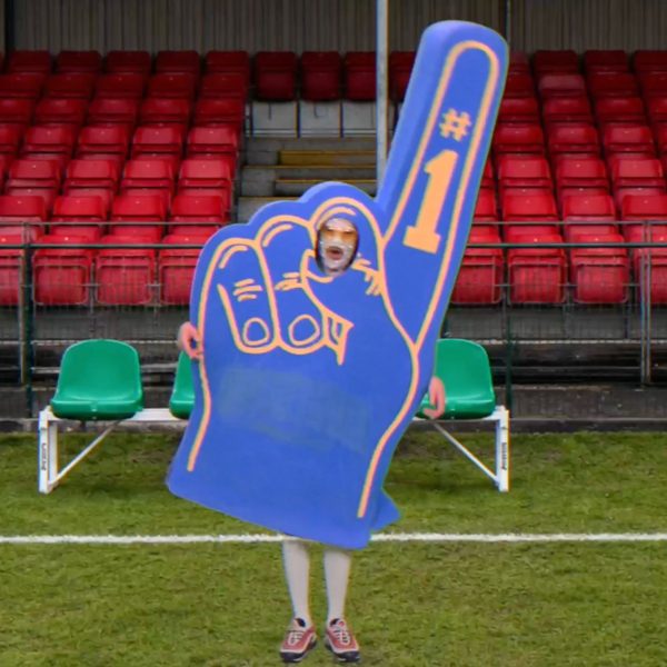 Artista lança paródia Kick The Ball! para a Copa do Mundo da Inglaterra