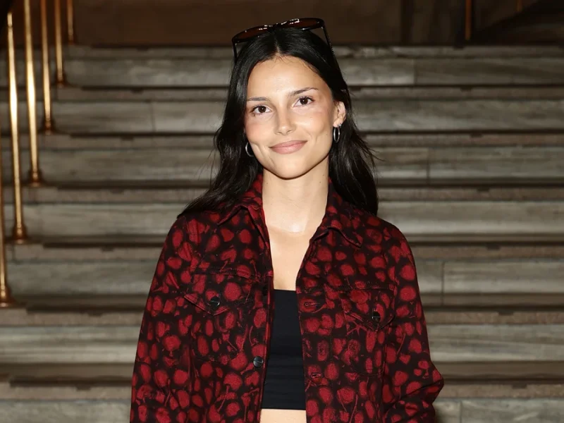 Inde Navarrette participa do primeiro grande desfile de moda em meio ao sucesso de ‘Obsession’