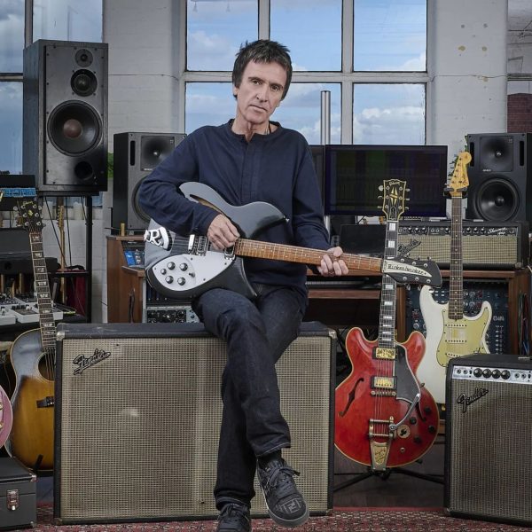 Johnny Marr leiloará quase 100 de suas guitarras icônicas em prol de instituições de caridade