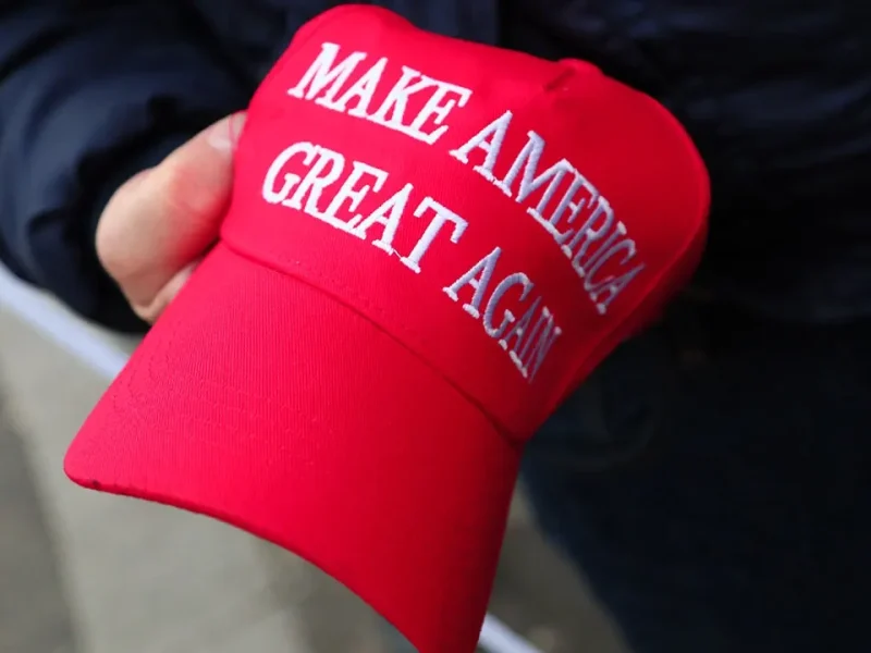 Estudante em Chicago queima cruz em parque em protesto anti-Trump