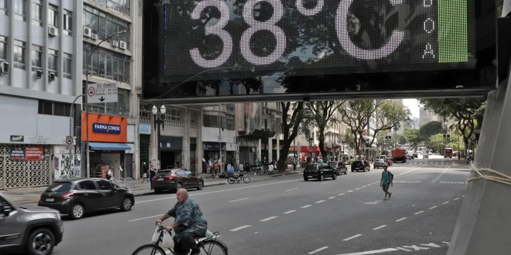 Brasil lança plano de adaptação do SUS para emergências climáticas