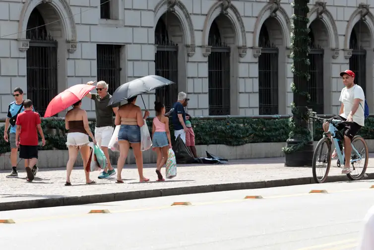 São Paulo (SP), 27/12/2025 - Pessoas na rua durante forte onda de calor. Operação Altas Temperaturas em São Paulo, devido ao forte calor na cidade. Foto: Paulo Pinto/Agencia Brasil
