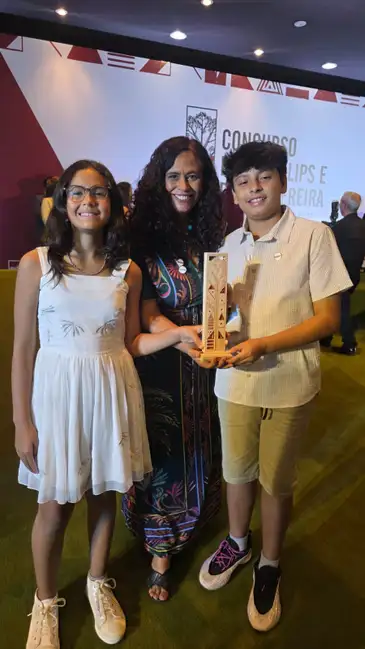 Arquivo pessoal Beatriz Arcoverde com os apresentadores mirins Maria Eduarda Arcoverde e Caetano Farias