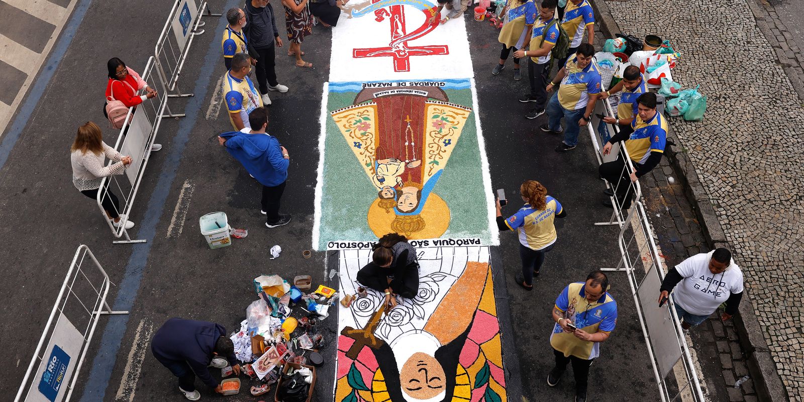 Fiéis vencem tempo chuvoso para fazer tapetes de Corpus Christi no Rio