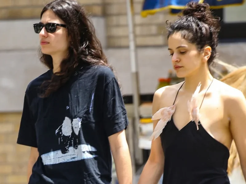 Rosalia e Loli Bahia de mãos dadas durante passeio ensolarado em Nova York