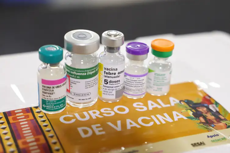Tomaz Silva/Agência Brasil Rio Branco (AC), 07/05/2026 – Conjunto de vacinas apresentadas durante treinamento incluindo Vacina Varivax (catapora), vacina Febre Amarela, vacina Influenza, vacina contra o HPV e vacina pentavalente no curso Sala de Vacina, da MSD, ministrado em Rio Branco (AC). Foto: Tomaz Silva/Agência Brasil