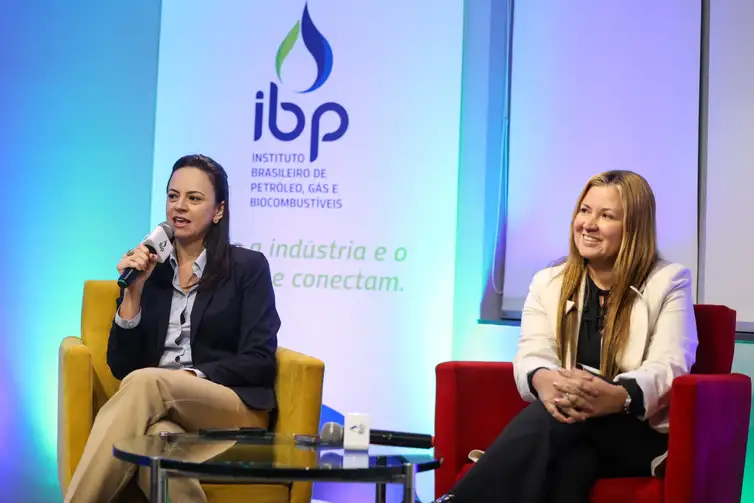 Tomaz Silva/Agência Brasil Rio de Janeiro (RJ), 17/06/2026 – A assessora na Agência Nacional de Aviação Civil (ANAC), Priscilla Vieira e a superintendente adjunta em tecnologia e meio ambiente da Agência Nacional do Petróleo, Gás Natural e Biocombustíveis (ANP), Auxiliadora Nobre durante o Fórum IBP – SAF Brasil 2026: da Regulação à Operação, no Instituto Brasileiro de Petróleo e Gás, no centro do Rio de Janeiro. Foto: Tomaz Silva/Agência Brasil