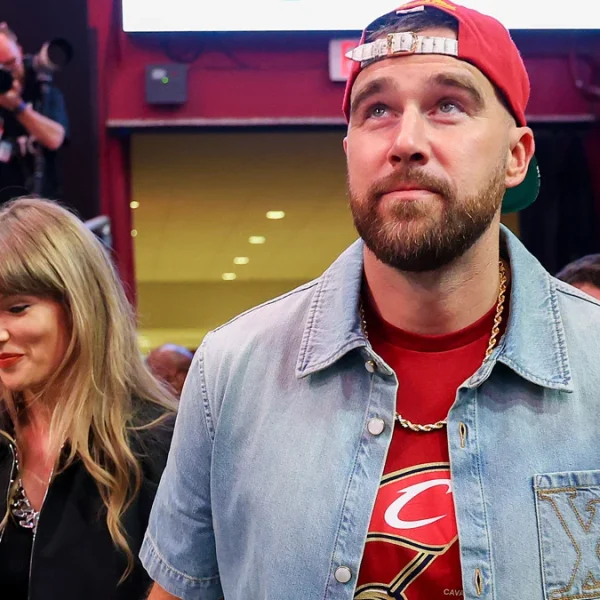 Taylor Swift faz aparição surpresa em ‘New Heights’ em vídeo hilariante com Travis Kelce