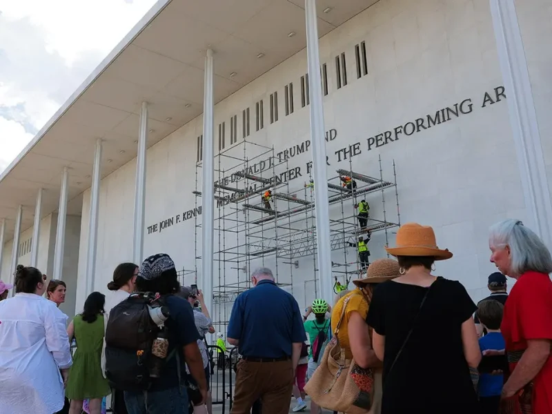 Pedido de remoção do nome de Trump do Kennedy Center é negado pela Justiça