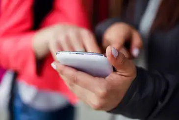 Fake News; Notícia Falsa; Celular; Notebook; Computador; Notícia - Nova onda de fake news no Brasil influencia a guerra digital. Foto: Freepik