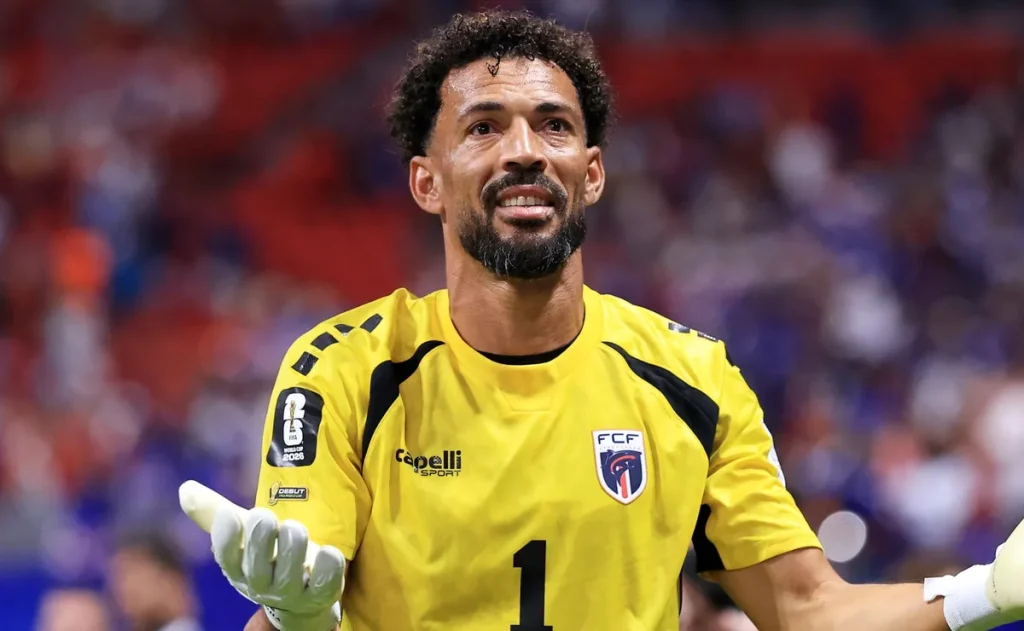 Regra pouco conhecida pode obrigar goleiro Vozinha a trocar nome na camisa no Colo-Colo