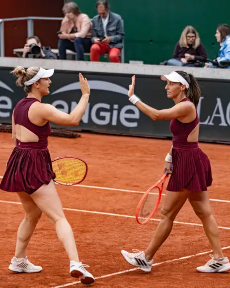 02/06/2026 - A dupla formada pela brasileira Luisa Stefani e pela canadense Gabriela Dabrowski, em partida de tênis em Roland Garros. Foto: Nora Stankovic/Divulgação