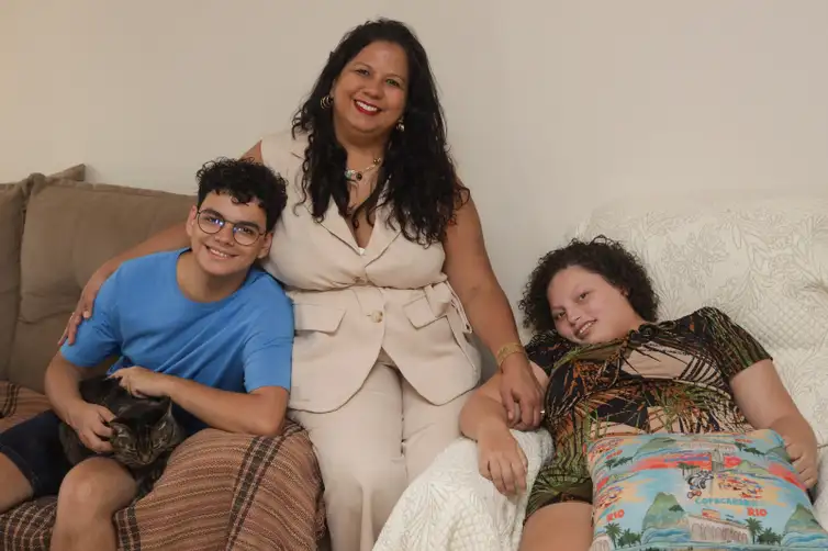 Brasília (DF), 18/06/2026 – Advogada Adriana Monteiro com os filhos. Dia do orgulho autista: saiba os direitos dos alunos na escola
Foto: Adriana Monteiro/Arquivo pessoal