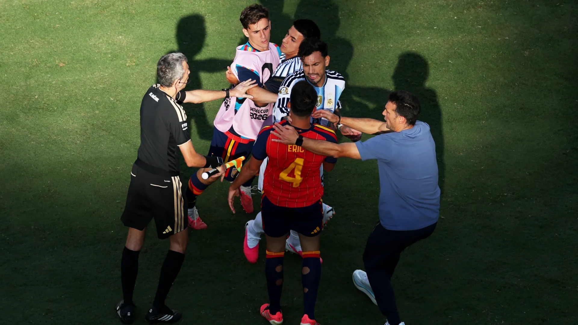 Roberto Ayala admite erro em empurrão em Dani Olmo e promete pedir desculpas pessoalmente após final da Copa do Mundo