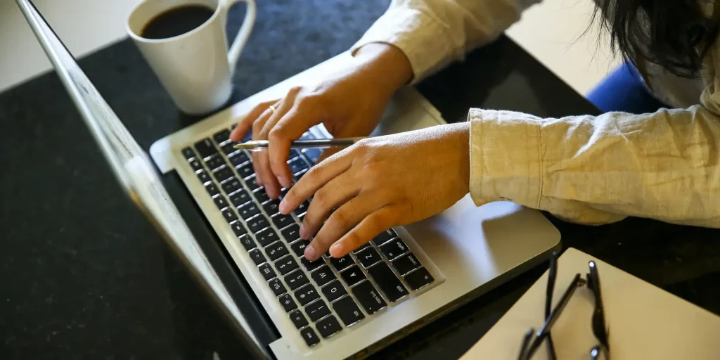 ONU Mulheres abre inscrições para formação digital gratuita em dez capitais; programa oferece chip, auxílio e celular
