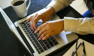 ONU Mulheres abre inscrições para formação digital gratuita em dez capitais; programa oferece chip, auxílio e celular