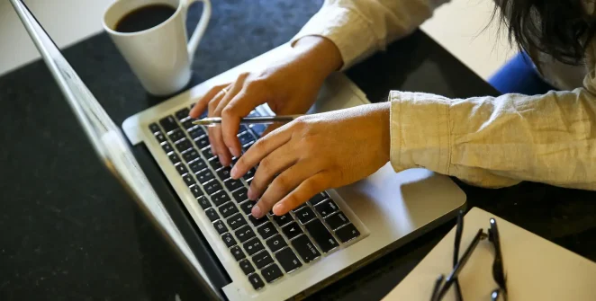 ONU Mulheres abre inscrições para formação digital gratuita em dez capitais; programa oferece chip, auxílio e celular