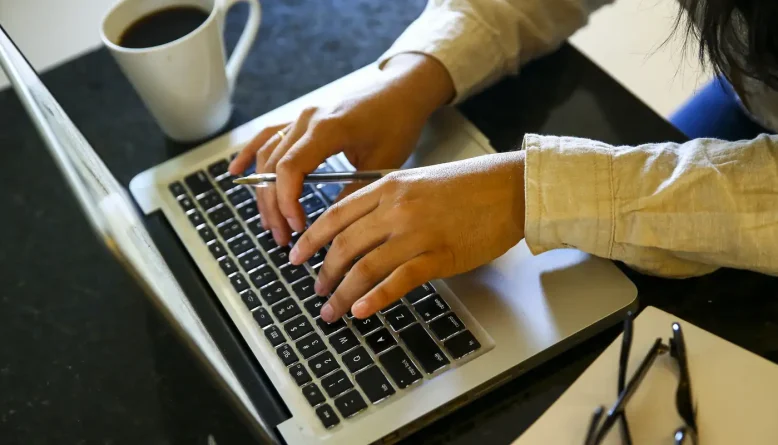 ONU Mulheres abre inscrições para formação digital gratuita em dez capitais; programa oferece chip, auxílio e celular