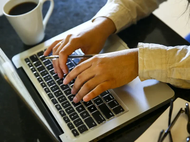 ONU Mulheres abre inscrições para formação digital gratuita em dez capitais; programa oferece chip, auxílio e celular