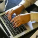 ONU Mulheres abre inscrições para formação digital gratuita em dez capitais; programa oferece chip, auxílio e celular