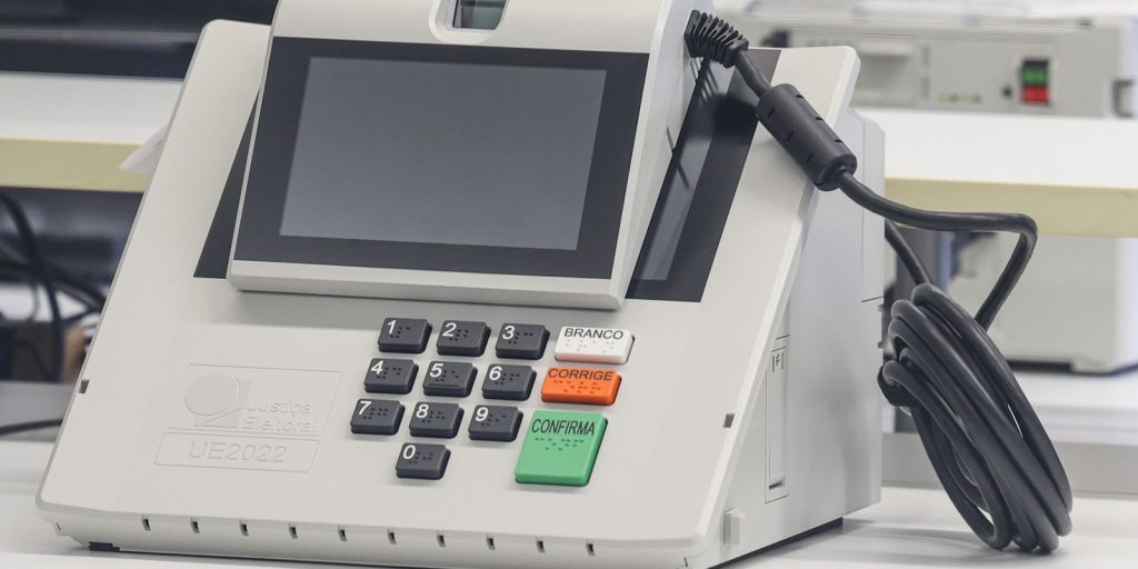 TSE rechaça fake news de Flávio Bolsonaro sobre urnas venezuelanas e reafirma que Smartmatic nunca forneceu equipamentos