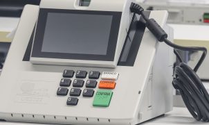 TSE rechaça fake news de Flávio Bolsonaro sobre urnas venezuelanas e reafirma que Smartmatic nunca forneceu equipamentos