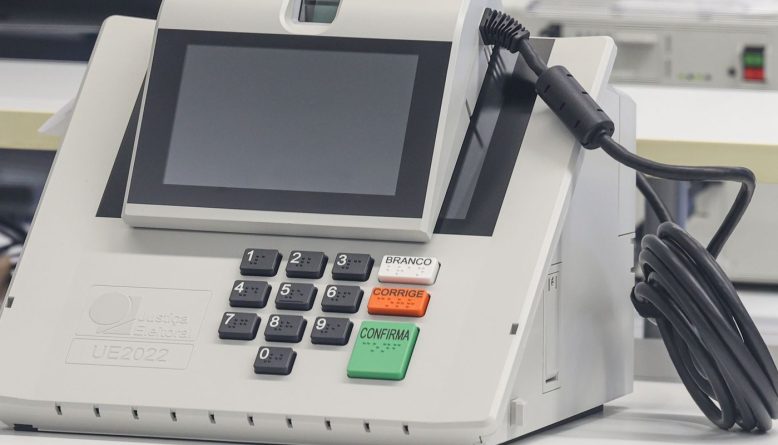 TSE rechaça fake news de Flávio Bolsonaro sobre urnas venezuelanas e reafirma que Smartmatic nunca forneceu equipamentos