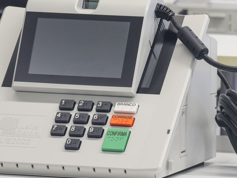 TSE rechaça fake news de Flávio Bolsonaro sobre urnas venezuelanas e reafirma que Smartmatic nunca forneceu equipamentos