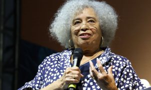 Angela Davis denuncia gentrificação em Paraty e homenageia pensadoras brasileiras na Flip