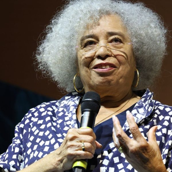 Angela Davis denuncia gentrificação em Paraty e homenageia pensadoras brasileiras na Flip